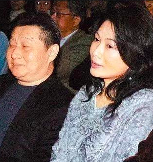 忍辱當豪門黃臉婆20年！孫芸芸「66歲媽凍齡亮相」與孫女合影像姐妹　「手戴絕美鴿子蛋大鑽戒」洩二婚幸福生活
