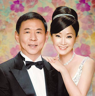 忍辱當豪門黃臉婆20年！孫芸芸「66歲媽凍齡亮相」與孫女合影像姐妹　「手戴絕美鴿子蛋大鑽戒」洩二婚幸福生活
