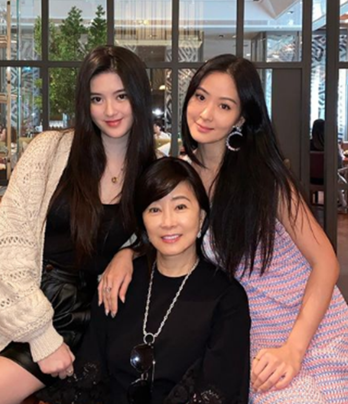 忍辱當豪門黃臉婆20年！孫芸芸「66歲媽凍齡亮相」與孫女合影像姐妹　「手戴絕美鴿子蛋大鑽戒」洩二婚幸福生活
