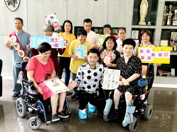 揹大11歲身障哥！金鐘男星從小「成為二哥雙腳」揹他到處走不喊苦　「成名後不忘本」淚謝兄長：你是我的貴人