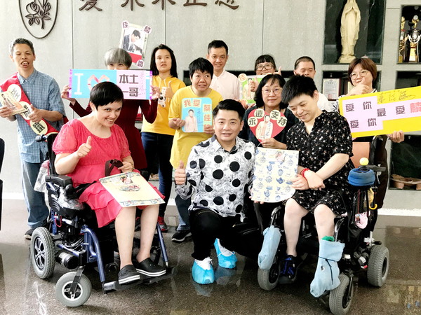 揹大11歲身障哥！金鐘男星從小「成為二哥雙腳」揹他到處走不喊苦　「成名後不忘本」淚謝兄長：你是我的貴人