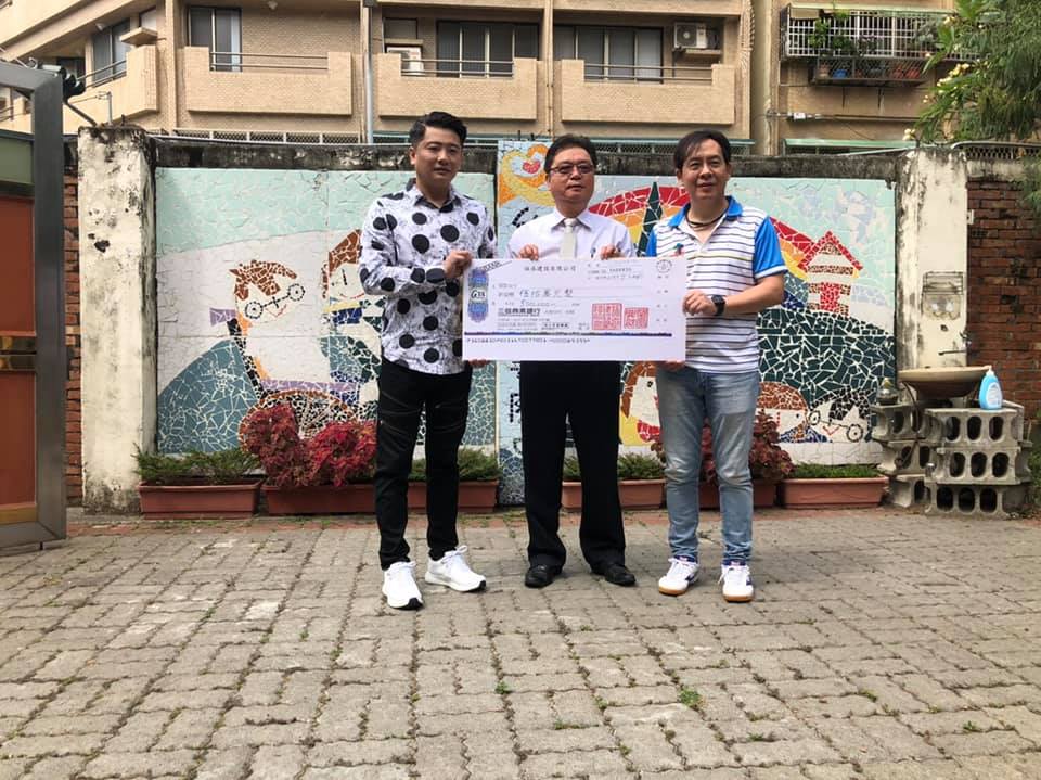 揹大11歲身障哥！金鐘男星從小「成為二哥雙腳」揹他到處走不喊苦　「成名後不忘本」淚謝兄長：你是我的貴人