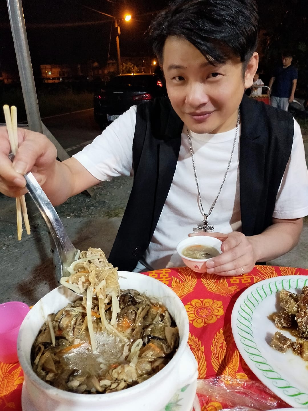 揹大11歲身障哥！金鐘男星從小「成為二哥雙腳」揹他到處走不喊苦　「成名後不忘本」淚謝兄長：你是我的貴人