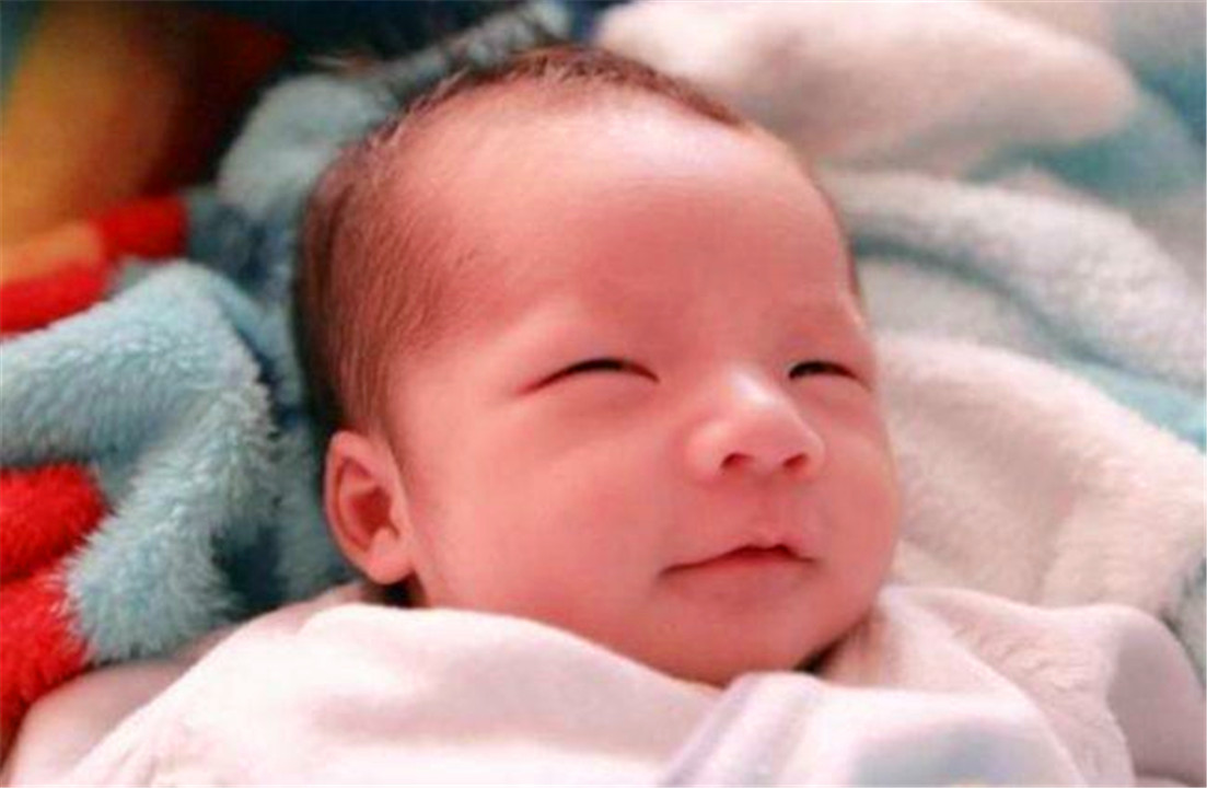百萬分之一的概率！90後孕媽誕下「果凍寶寶」　陪產寶爸嚇得「不敢抱」醫生卻說：恭喜你 