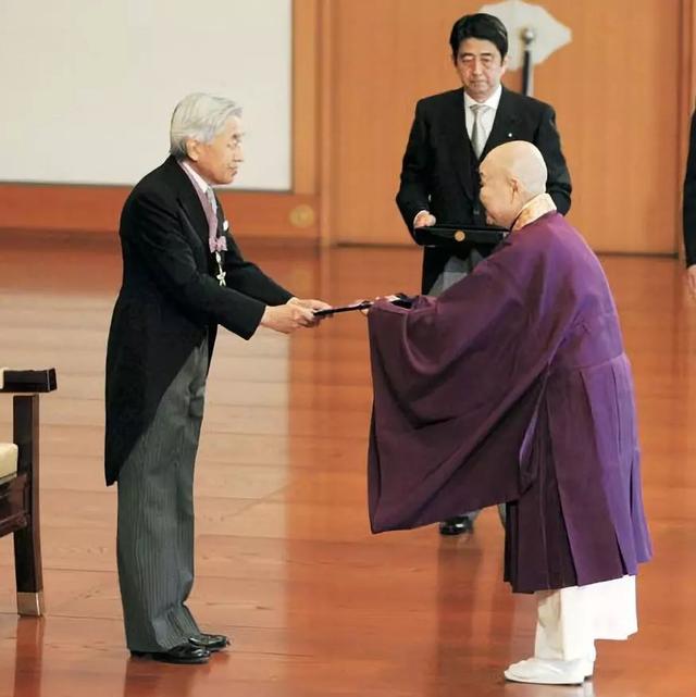 不懼世俗流言！99歲尼姑喝酒吃肉沉迷男色　卻獲「國家級榮譽勳章」引無數人每天登門拜訪