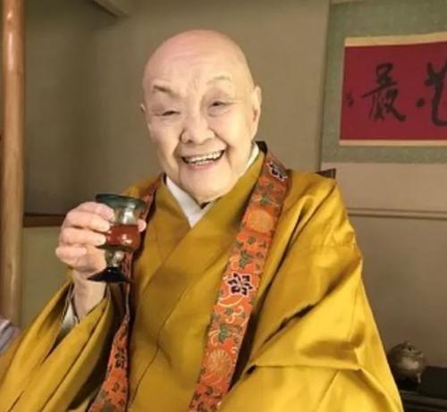 不懼世俗流言！99歲尼姑喝酒吃肉沉迷男色　卻獲「國家級榮譽勳章」引無數人每天登門拜訪