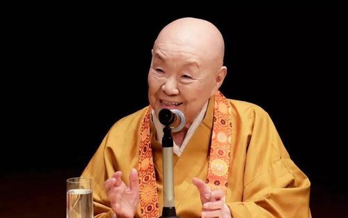 不懼世俗流言！99歲尼姑喝酒吃肉沉迷男色　卻獲「國家級榮譽勳章」引無數人每天登門拜訪