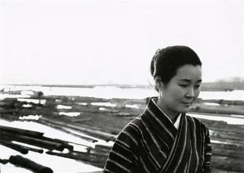 不懼世俗流言！99歲尼姑喝酒吃肉沉迷男色　卻獲「國家級榮譽勳章」引無數人每天登門拜訪