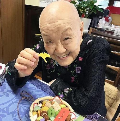 不懼世俗流言！99歲尼姑喝酒吃肉沉迷男色　卻獲「國家級榮譽勳章」引無數人每天登門拜訪