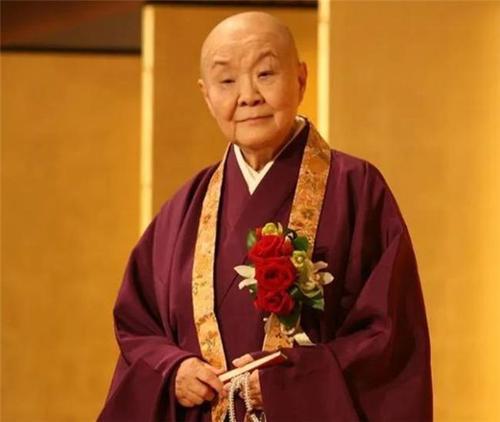 不懼世俗流言！99歲尼姑喝酒吃肉沉迷男色　卻獲「國家級榮譽勳章」引無數人每天登門拜訪