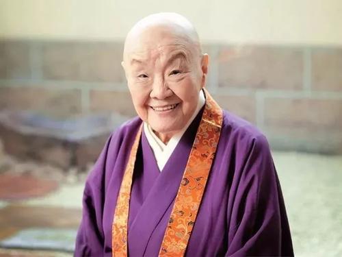不懼世俗流言！99歲尼姑喝酒吃肉沉迷男色　卻獲「國家級榮譽勳章」引無數人每天登門拜訪