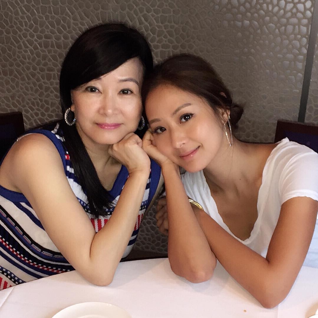 忍辱當豪門黃臉婆20年！孫芸芸「66歲媽凍齡亮相」與孫女合影像姐妹　「手戴絕美鴿子蛋大鑽戒」洩二婚幸福生活