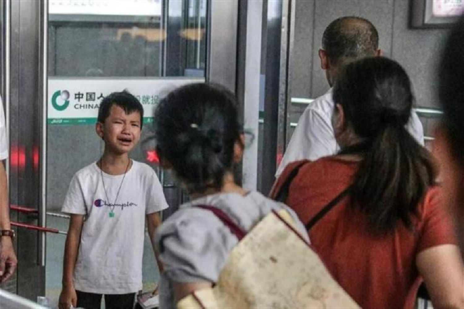 沒錢治病！年老母親向「年薪260萬兒子」求助卻被拒絕　面對質問「兒子道出實情」反獲全網支持