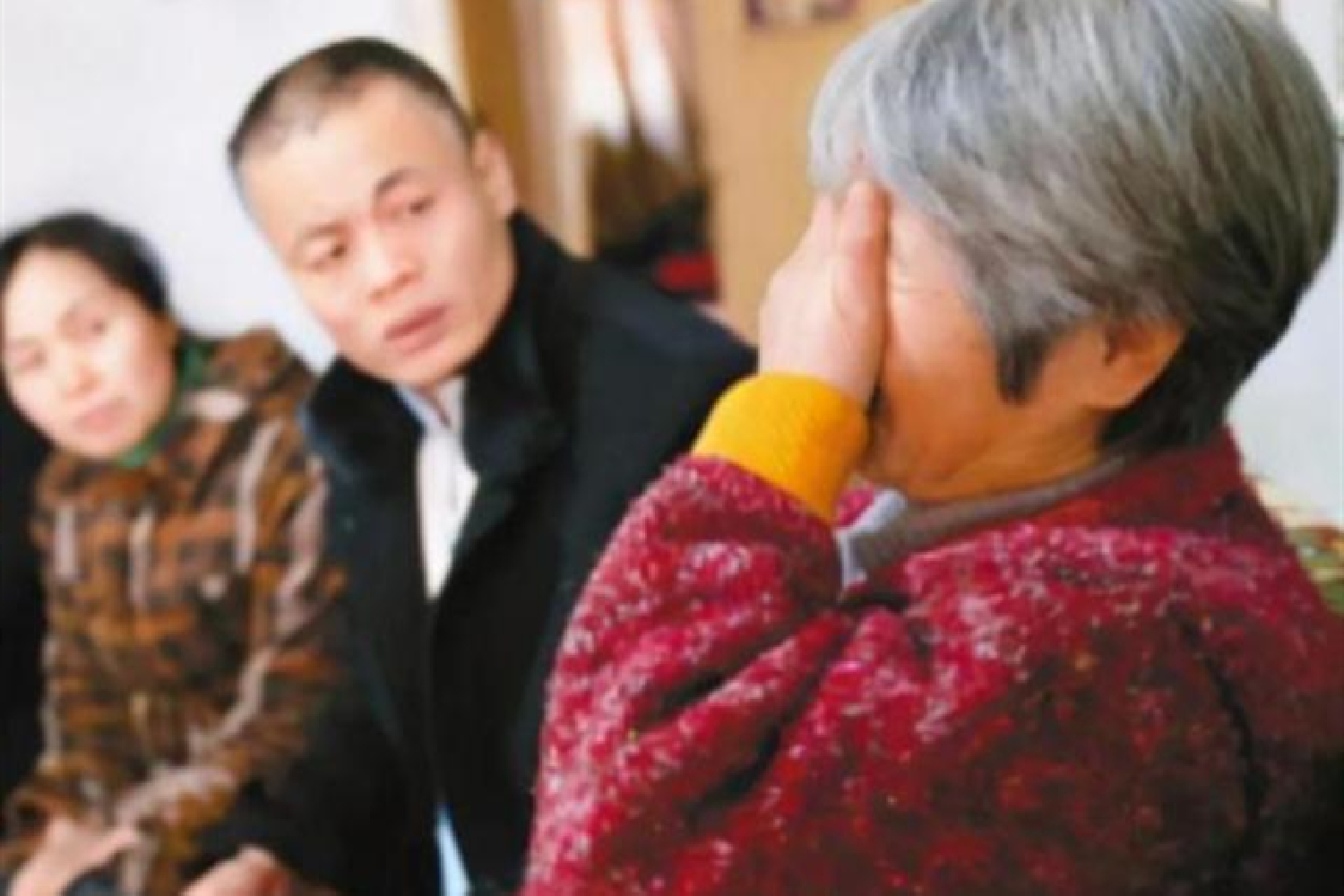 沒錢治病！年老母親向「年薪260萬兒子」求助卻被拒絕　面對質問「兒子道出實情」反獲全網支持