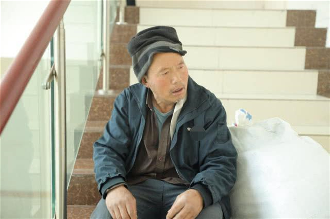 太狠心！65歲老人「跪求女兒養自己」女兒反叫她滾　原以為不孝「不料結局反轉」被網友酸爆