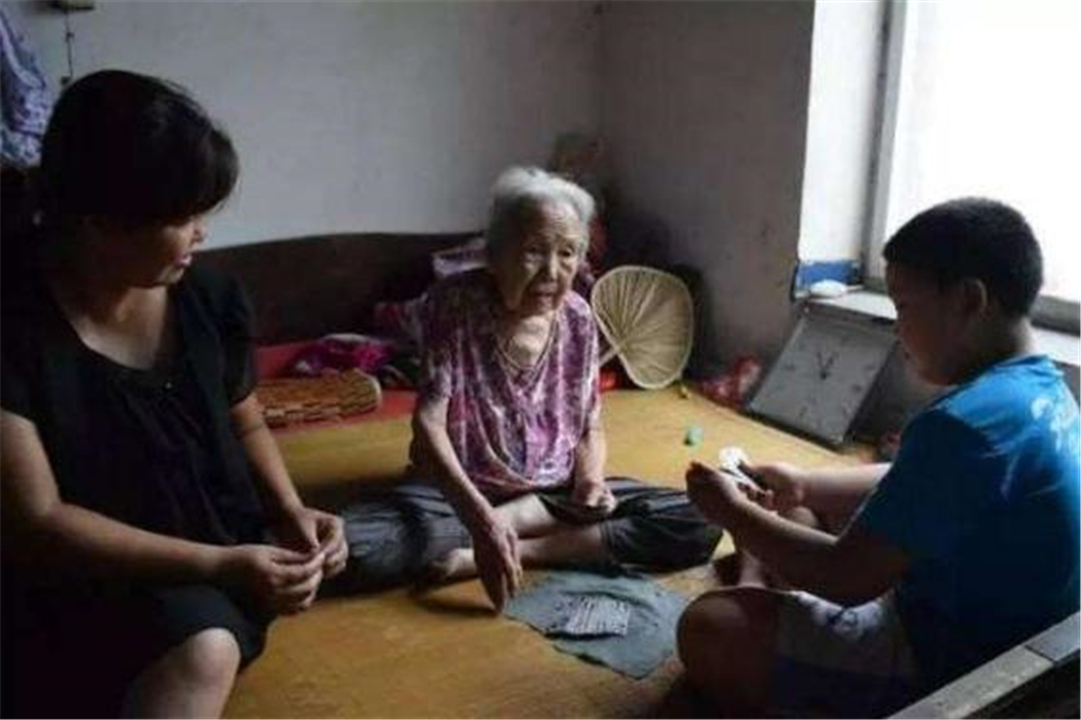 太狠心！65歲老人「跪求女兒養自己」女兒反叫她滾　原以為不孝「不料結局反轉」被網友酸爆
