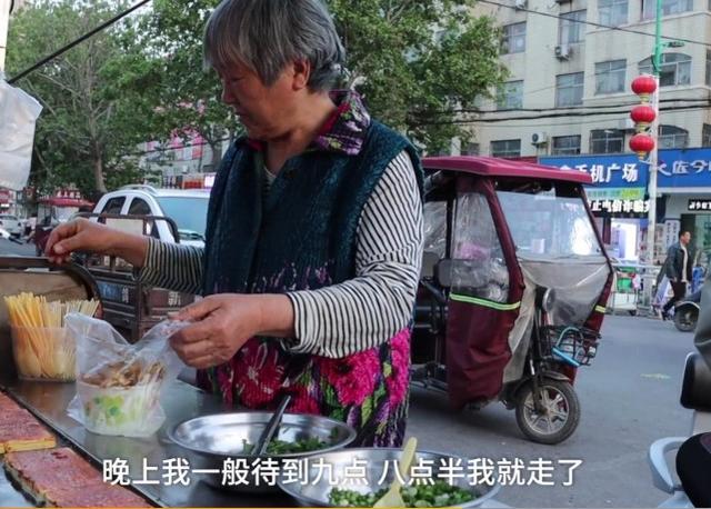 永遠都像小孩！兒子中年失業擺攤「71歲老母天天報到」　一待幾個小時「送飯幫忙不喊苦」甘之如飴