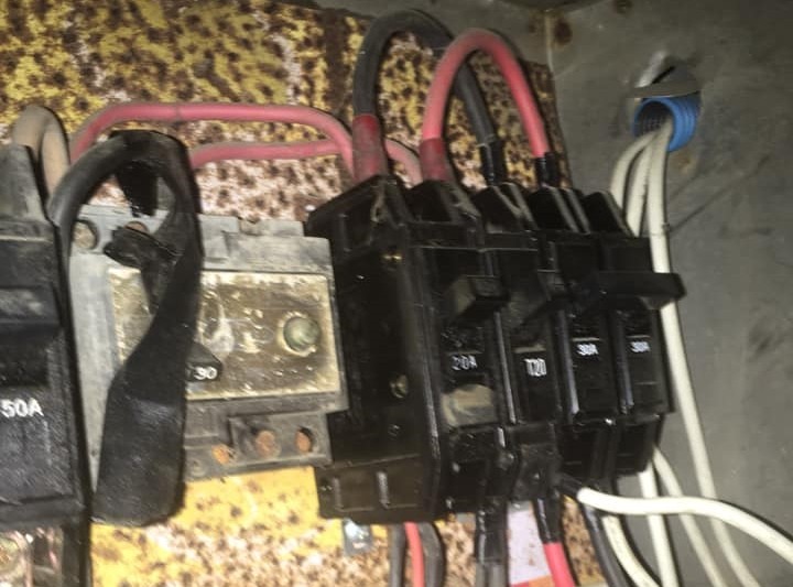 更換家裡燈泡！他關總電源「長輩摸黑失足」送醫走了　隔天鄰居上門「討560萬賠償」他楞：我哪裡有錯？