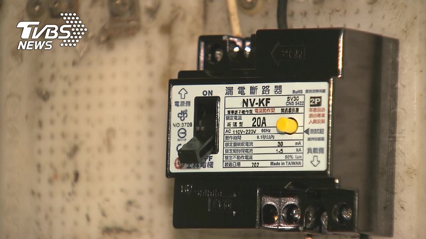 更換家裡燈泡！他關總電源「長輩摸黑失足」送醫走了　隔天鄰居上門「討560萬賠償」他楞：我哪裡有錯？