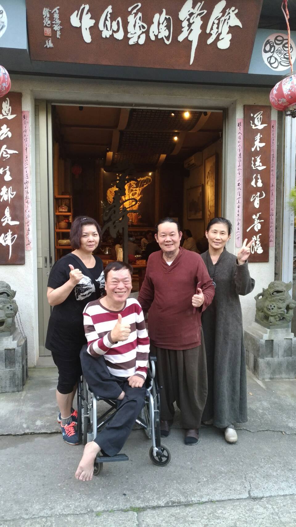 消失整整8年！阿吉仔一夕負債3千萬「被迫街頭賣唱」　不輕易落淚認輸「如今近況曝光」超激勵人心