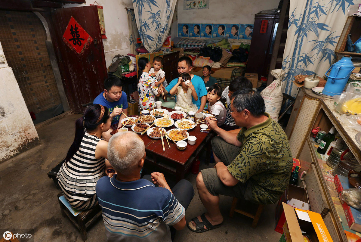 飯後丈夫「使喚妻子」去洗碗！95歲阿嫲聞言當場變臉　一番「傳男不傳女理論」獲網友怒贊