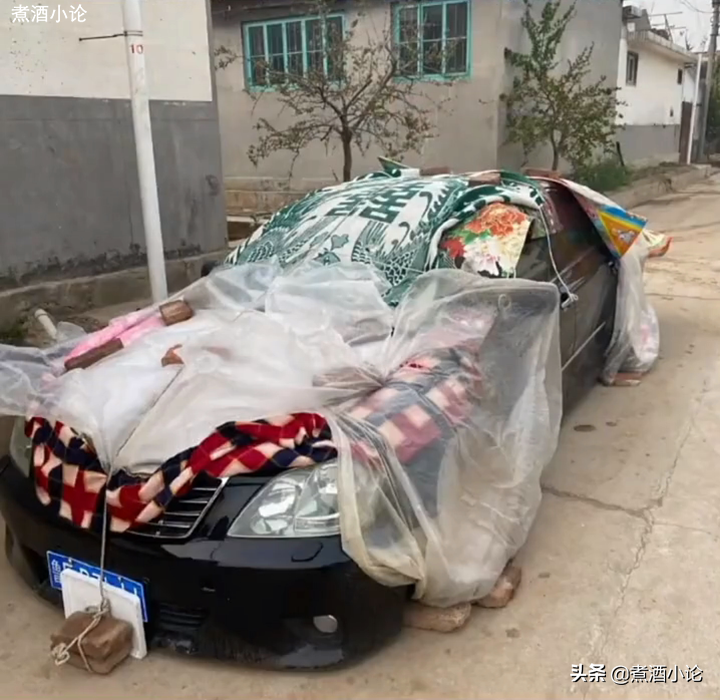 宇宙級防禦！老人用棉被、水盆「全方位保護」孫女愛車　本覺得好笑「隔天再看」網友佩服：姜還是老的辣