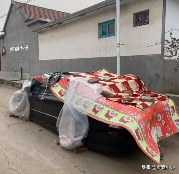 宇宙級防禦！老人用棉被、水盆「全方位保護」孫女愛車　本覺得好笑「隔天再看」網友佩服：姜還是老的辣