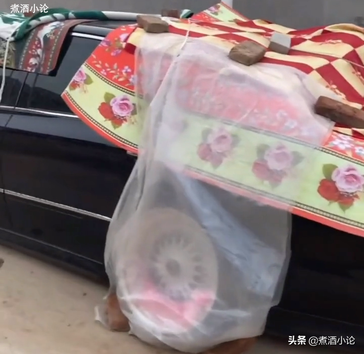 宇宙級防禦！老人用棉被、水盆「全方位保護」孫女愛車　本覺得好笑「隔天再看」網友佩服：姜還是老的辣