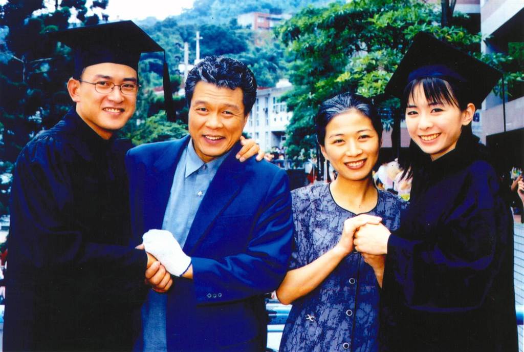  爸爸兩字是禁忌！王識賢媽媽「代父職養大三兒女」絕口不提尪　走紅後「對方來相認」他怒嗆下秒卻後悔莫及