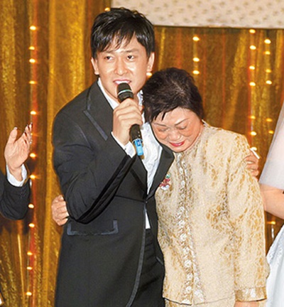  爸爸兩字是禁忌！王識賢媽媽「代父職養大三兒女」絕口不提尪　走紅後「對方來相認」他怒嗆下秒卻後悔莫及