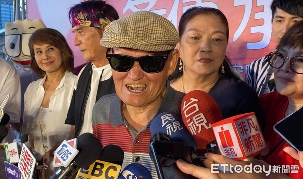 拒靠接濟！李炳輝考上街頭藝人「淡水市場奮力賣唱」　近況曝光樂觀喊：靠自己養活