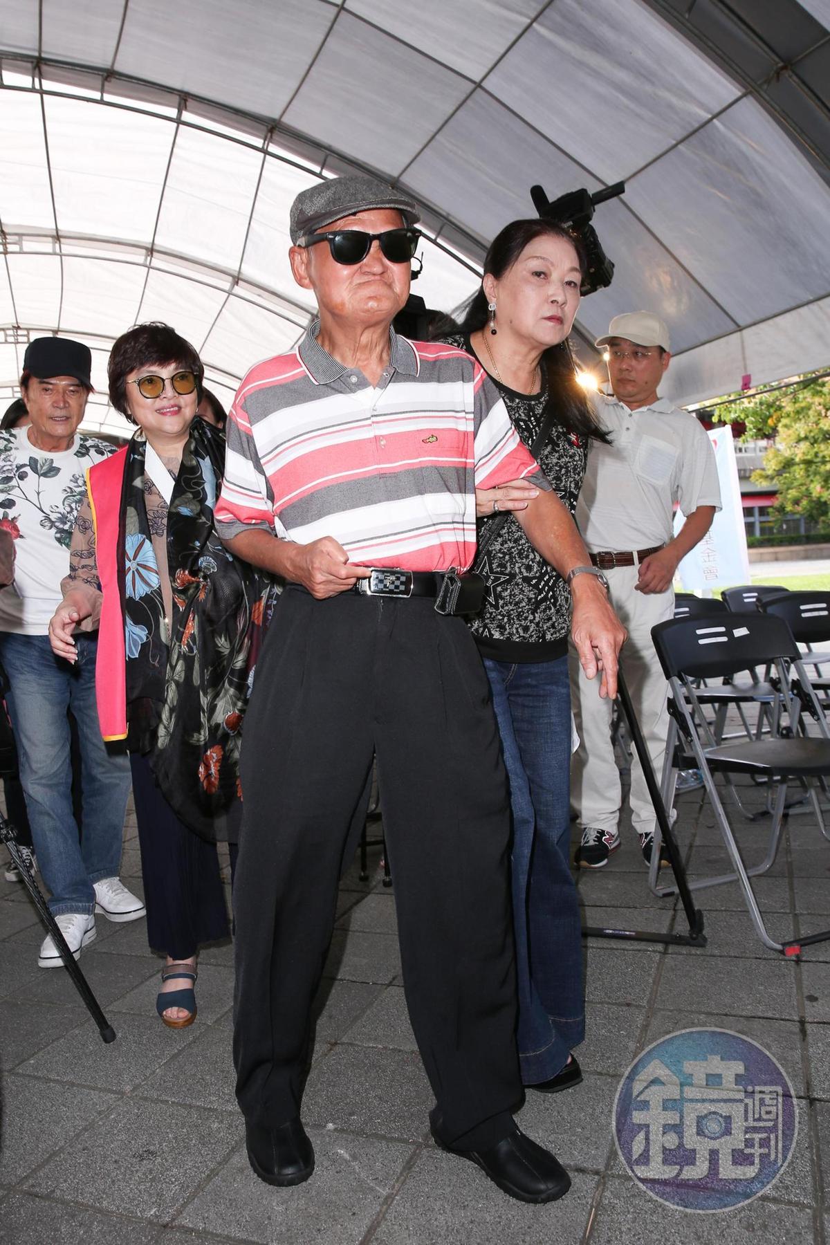 拒靠接濟！李炳輝考上街頭藝人「淡水市場奮力賣唱」　近況曝光樂觀喊：靠自己養活