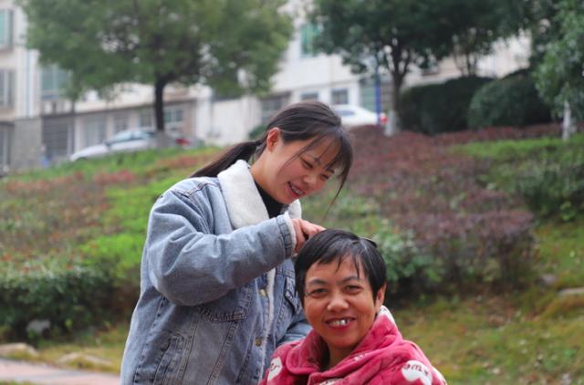 我在哪媽就在哪！10歲父親離去「住校天天揹病母」　畢業成護士「工作不忘帶著媽媽」網淚：最美身影