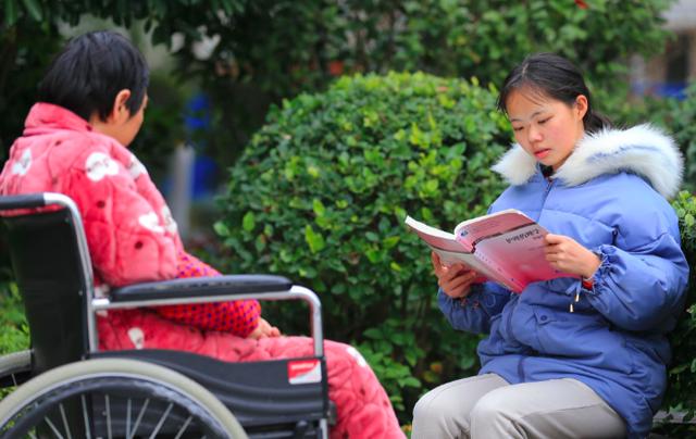 我在哪媽就在哪！10歲父親離去「住校天天揹病母」　畢業成護士「工作不忘帶著媽媽」網淚：最美身影
