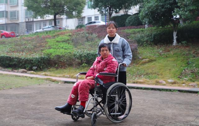 我在哪媽就在哪！10歲父親離去「住校天天揹病母」　畢業成護士「工作不忘帶著媽媽」網淚：最美身影