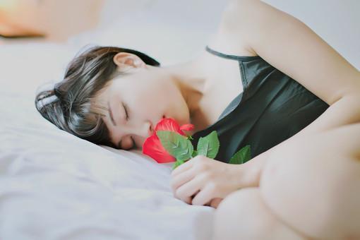 說好AA制！「妻子懷孕0收入」丈夫：憑什麼你生孩子我出錢？一個月後他後悔已來不及：出一半行嗎？