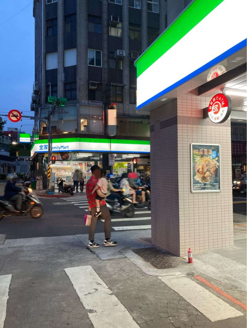 自己人打對台？網納悶為何連鎖超商「都愛開對方隔壁」　專家道破「大企業商業策略」網驚：會越來越常見