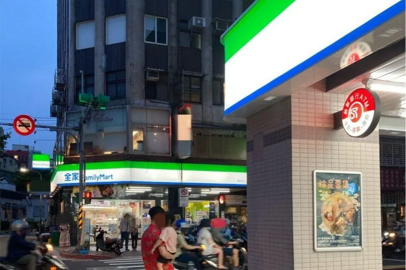 自己人打對台？網納悶為何連鎖超商「都愛開對方隔壁」　專家道破「大企業商業策略」網驚：會越來越常見
