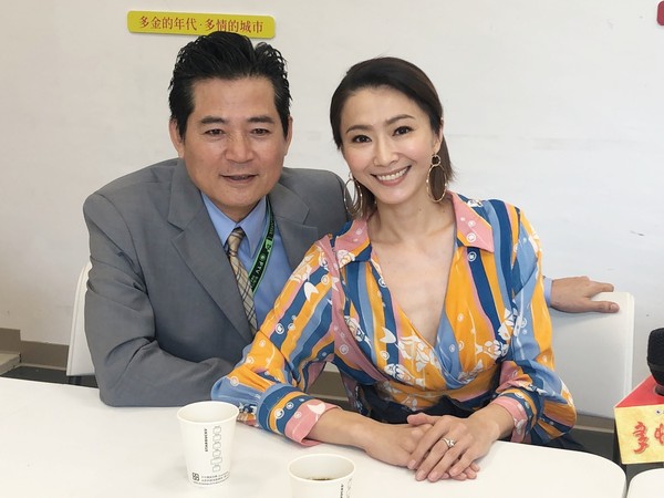 好老公認證！侯怡君「放閃尪帥氣背影」甜喊：要找會煮飯的嫁　蕭大陸「私下寵妻對話曝」20年從沒變過