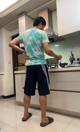 好老公認證！侯怡君「放閃尪帥氣背影」甜喊：要找會煮飯的嫁　蕭大陸「私下寵妻對話曝」20年從沒變過