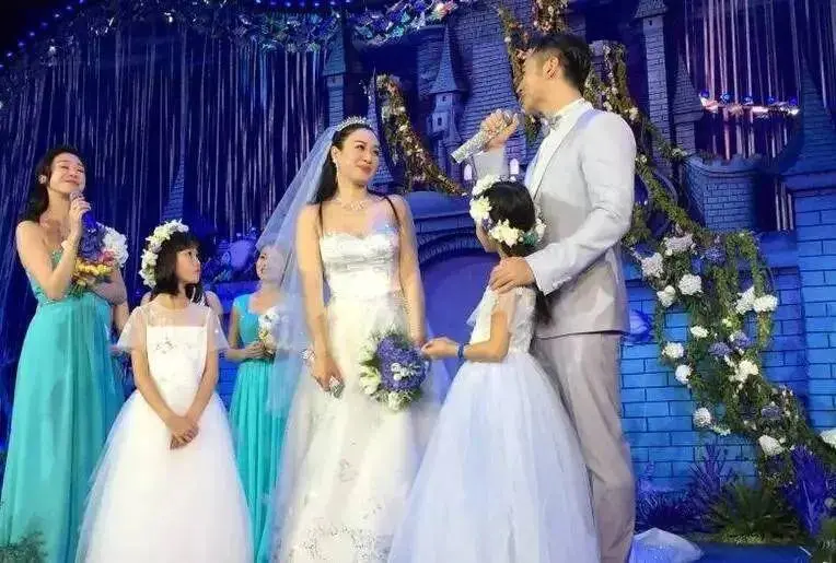愛情不怕晚！她46歲「3婚帶3子」嫁小12歲老公　曝「婚後生活」：活得精彩的女人從不懼年齡