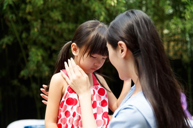 帶兒子出門散步！寶媽剛到小區門口就「捂著孩子眼睛」路人疑惑不解　媽媽們卻秒懂：真聰明