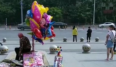 帶兒子出門散步！寶媽剛到小區門口就「捂著孩子眼睛」路人疑惑不解　媽媽們卻秒懂：真聰明