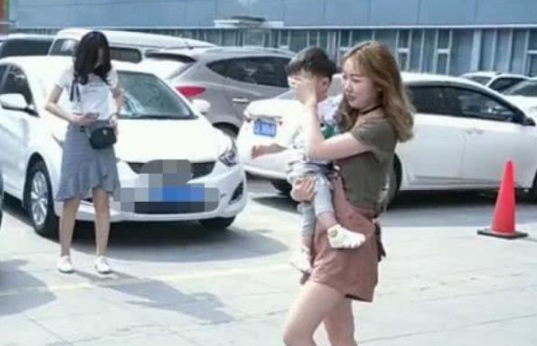帶兒子出門散步！寶媽剛到小區門口就「捂著孩子眼睛」路人疑惑不解　媽媽們卻秒懂：真聰明