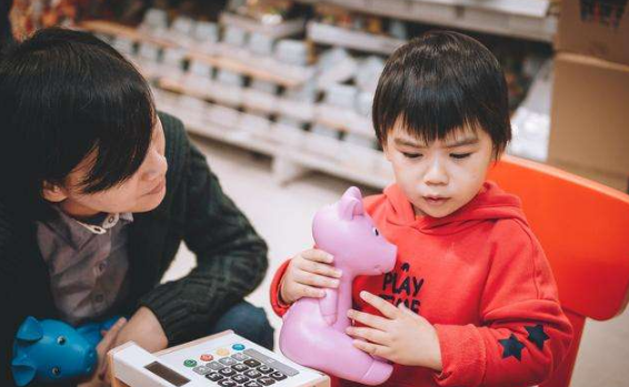 帶兒子出門散步！寶媽剛到小區門口就「捂著孩子眼睛」路人疑惑不解　媽媽們卻秒懂：真聰明