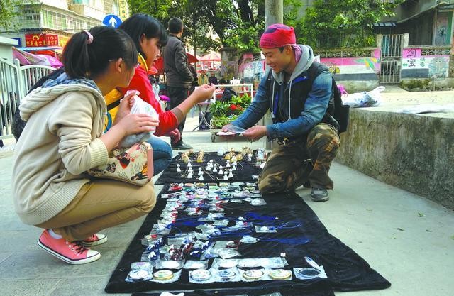 8天收入近8.7萬！國中男孩「假期擺地攤」賺人生第一桶金　另類「經營方式」令網友佩服：商業奇才