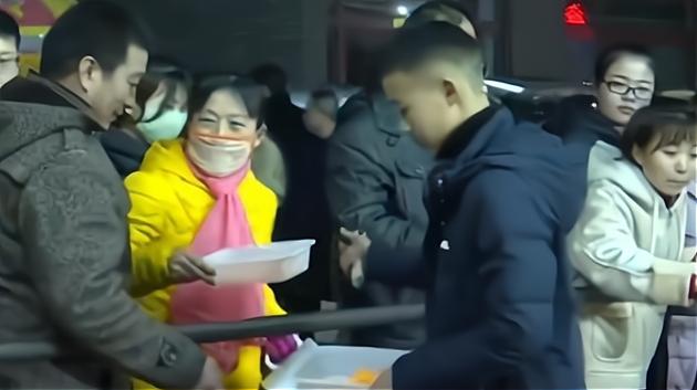 8天收入近8.7萬！國中男孩「假期擺地攤」賺人生第一桶金　另類「經營方式」令網友佩服：商業奇才