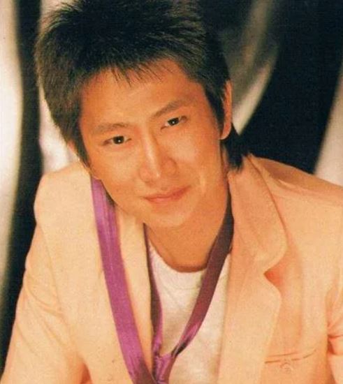 從放牛班到數理天才！蚱蜢王子「拋下似錦前程」闖蕩歌壇唱紅《迴》　消失多年「搖身成為美國富豪」精彩過餘生
