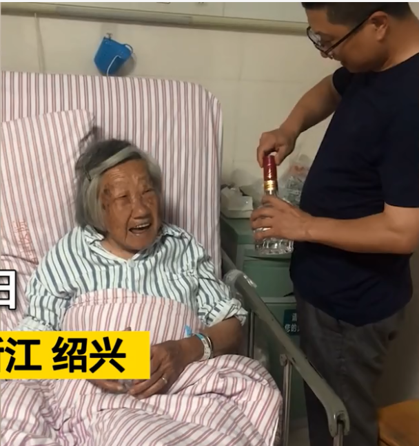 老人住院天天「苦等孫子」前來探望！本以為是嬤孫感情深厚　直到孫子「現身場面」卻讓人哭笑不得