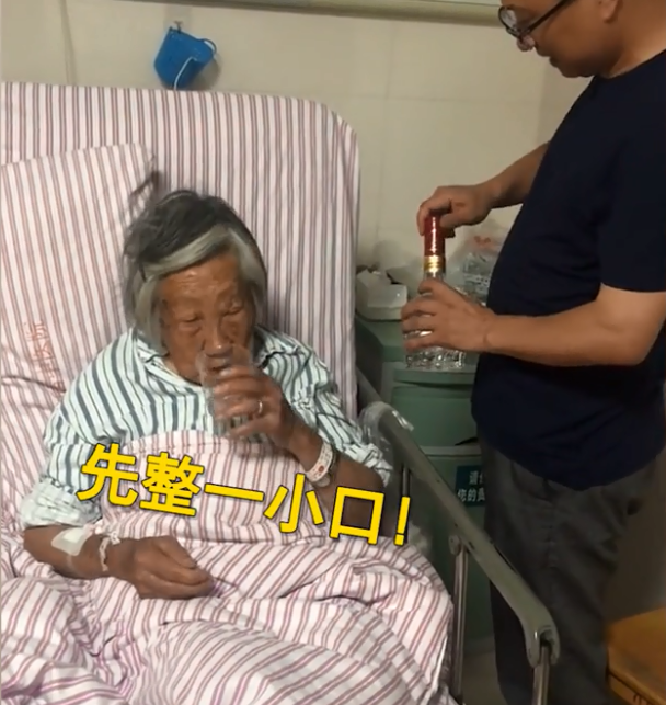 老人住院天天「苦等孫子」前來探望！本以為是嬤孫感情深厚　直到孫子「現身場面」卻讓人哭笑不得